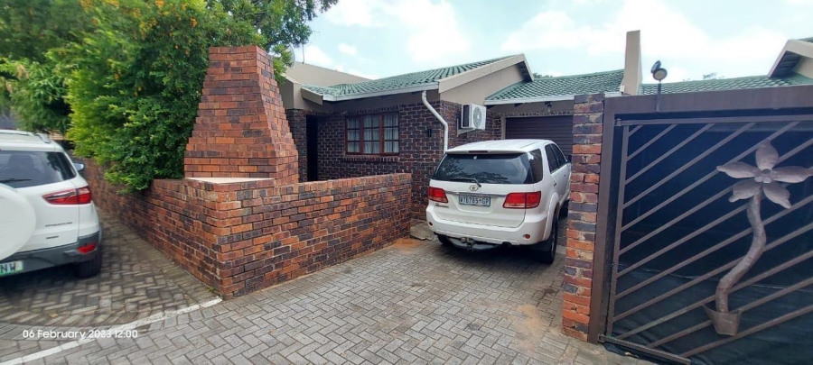2 Bedroom Property for Sale in Geelhoutpark North West